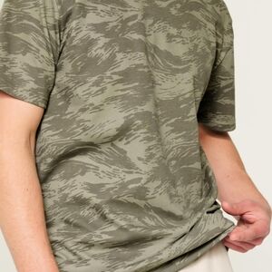 Hollister Men's Green Camouflage T-Shirt